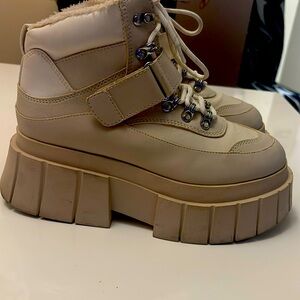 Women winter platform boots, lined with fur inside, cream, size 7,5